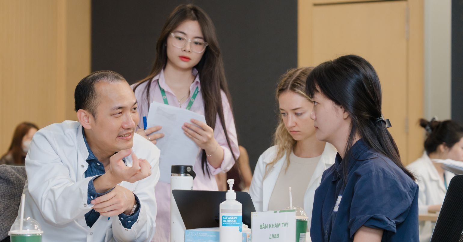 Phẫu thuật ‘chắp cánh ước mơ’ cho cô gái dị tật khuỷu tay ở Bệnh viện Hồng Ngọc