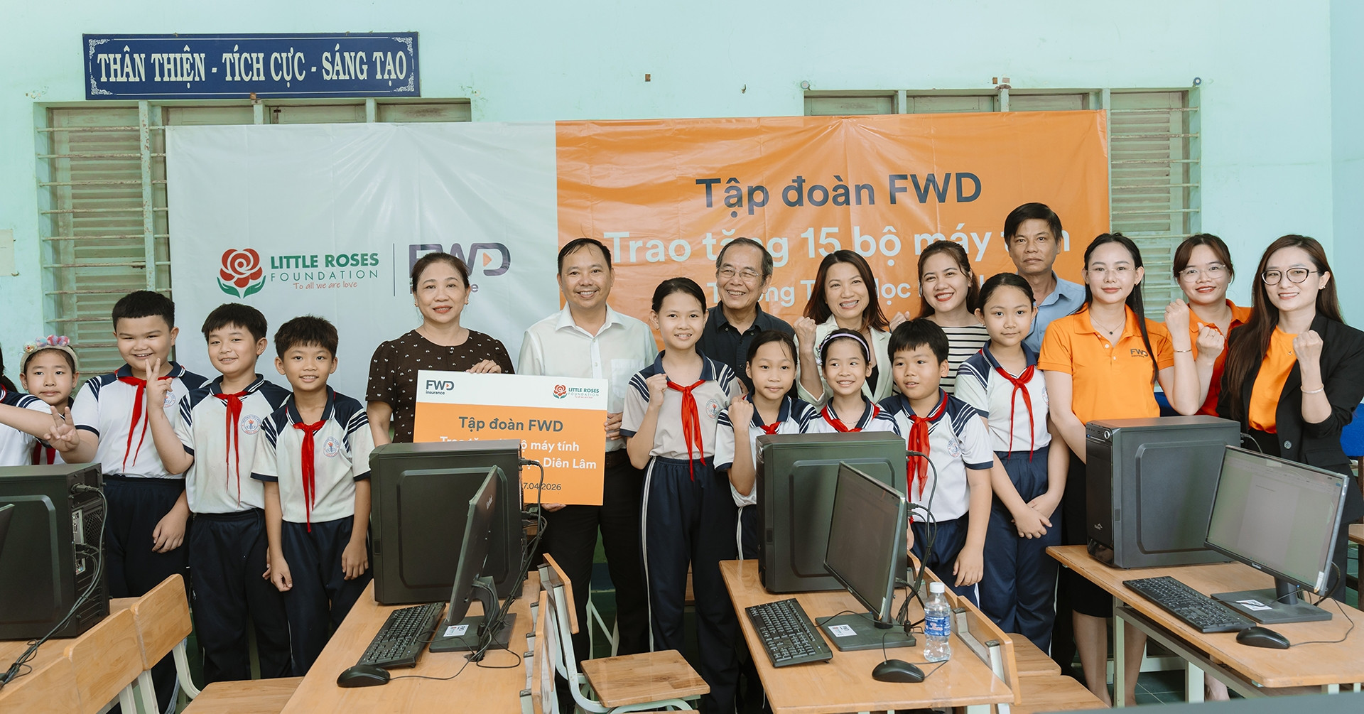 FWD Trao Tặng 1 Tỷ Đồng Máy Tính Cho Học Sinh Khánh Hòa Sau Bão Lũ