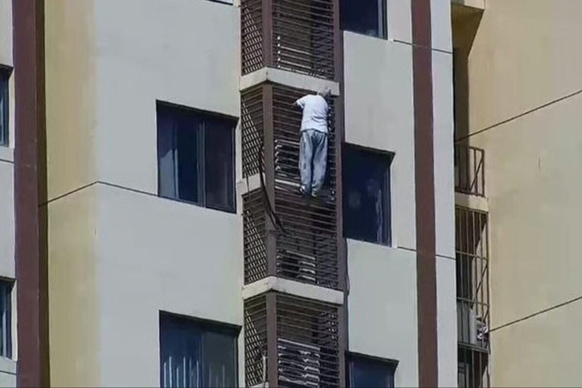 Thót tim cảnh cụ bà 89 tuổi bám ngoài chung cư, leo xuống từ tầng 27