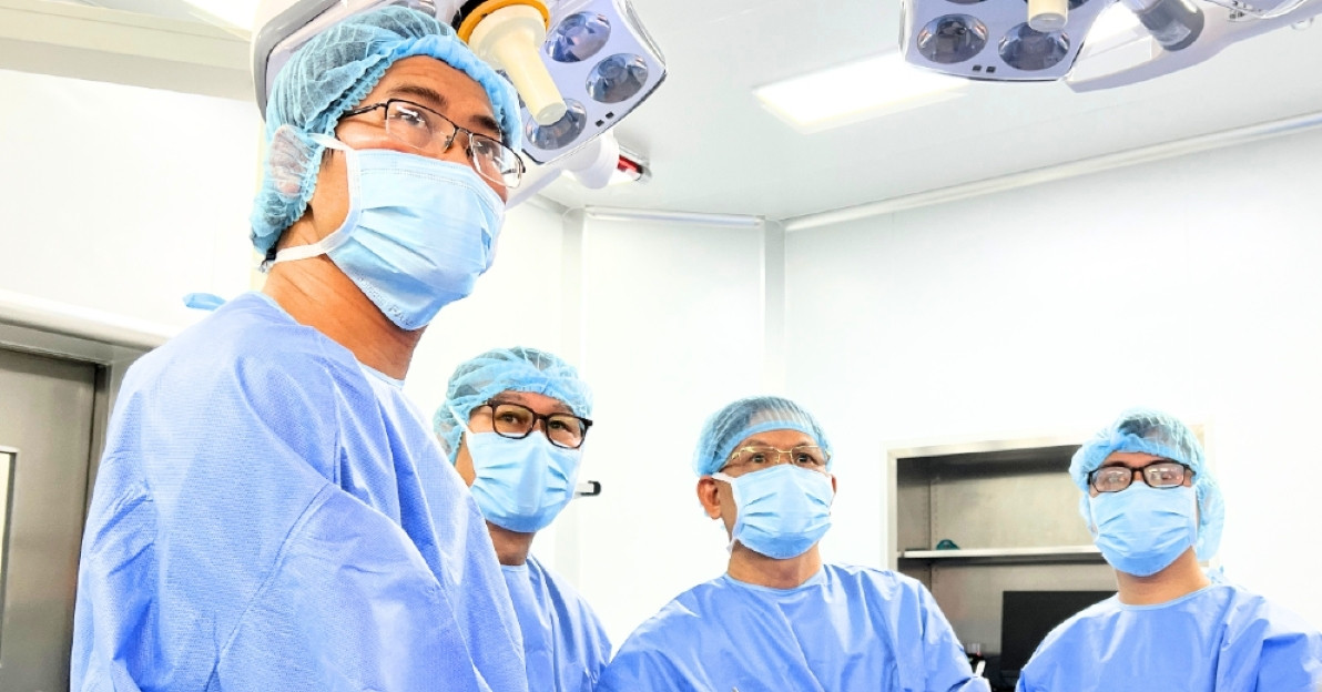 Vinmec gỡ vòng thắt dạ dày, ‘giải cứu’ bệnh nhân người Mỹ béo phì 145 kg