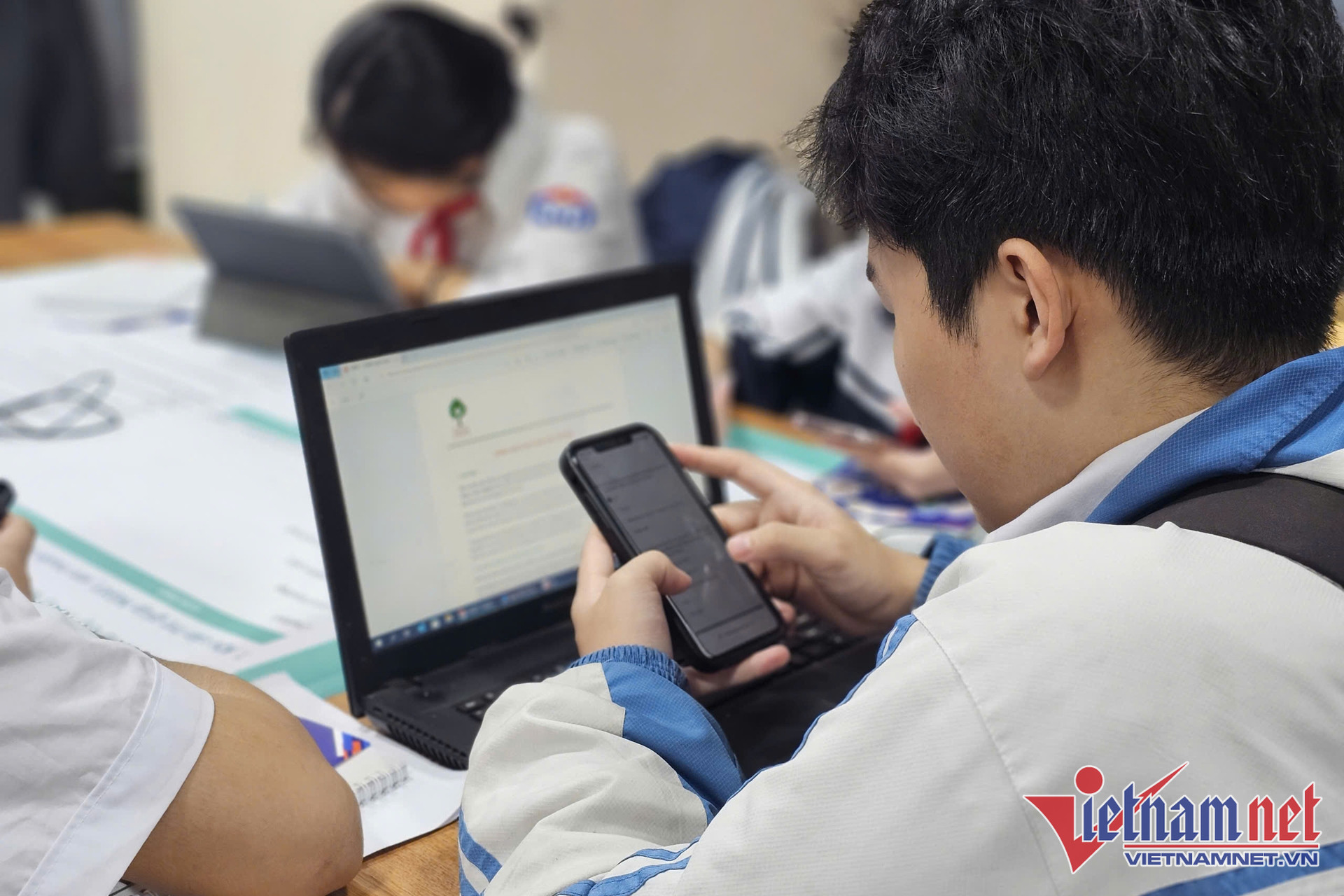 W-bao ve va ho tro tre em phat trien tren moi truong mang 1.jpg