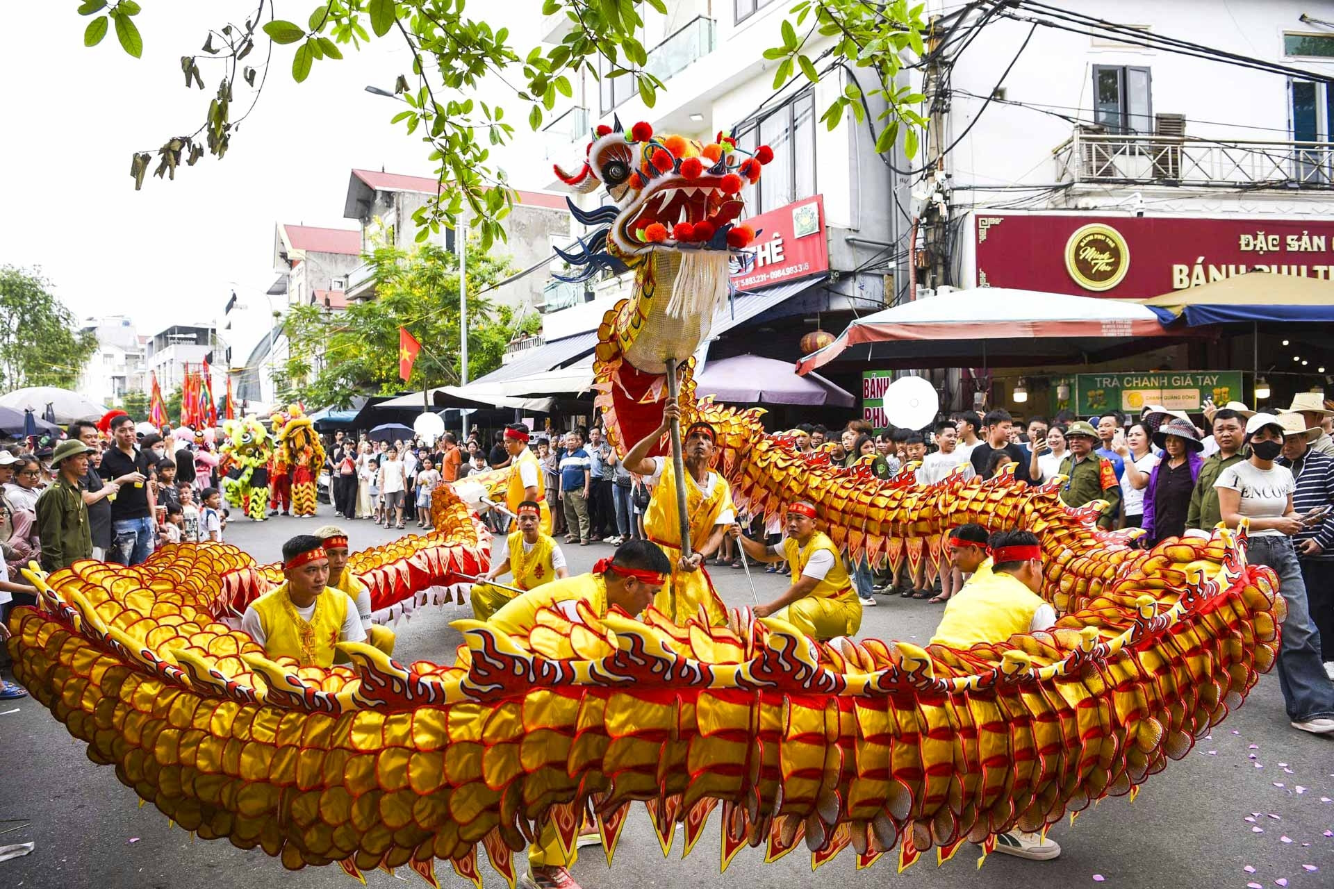 Hàng vạn người trẩy hội Đền Đô trong dịp nghỉ lễ 30/4 - 1/5