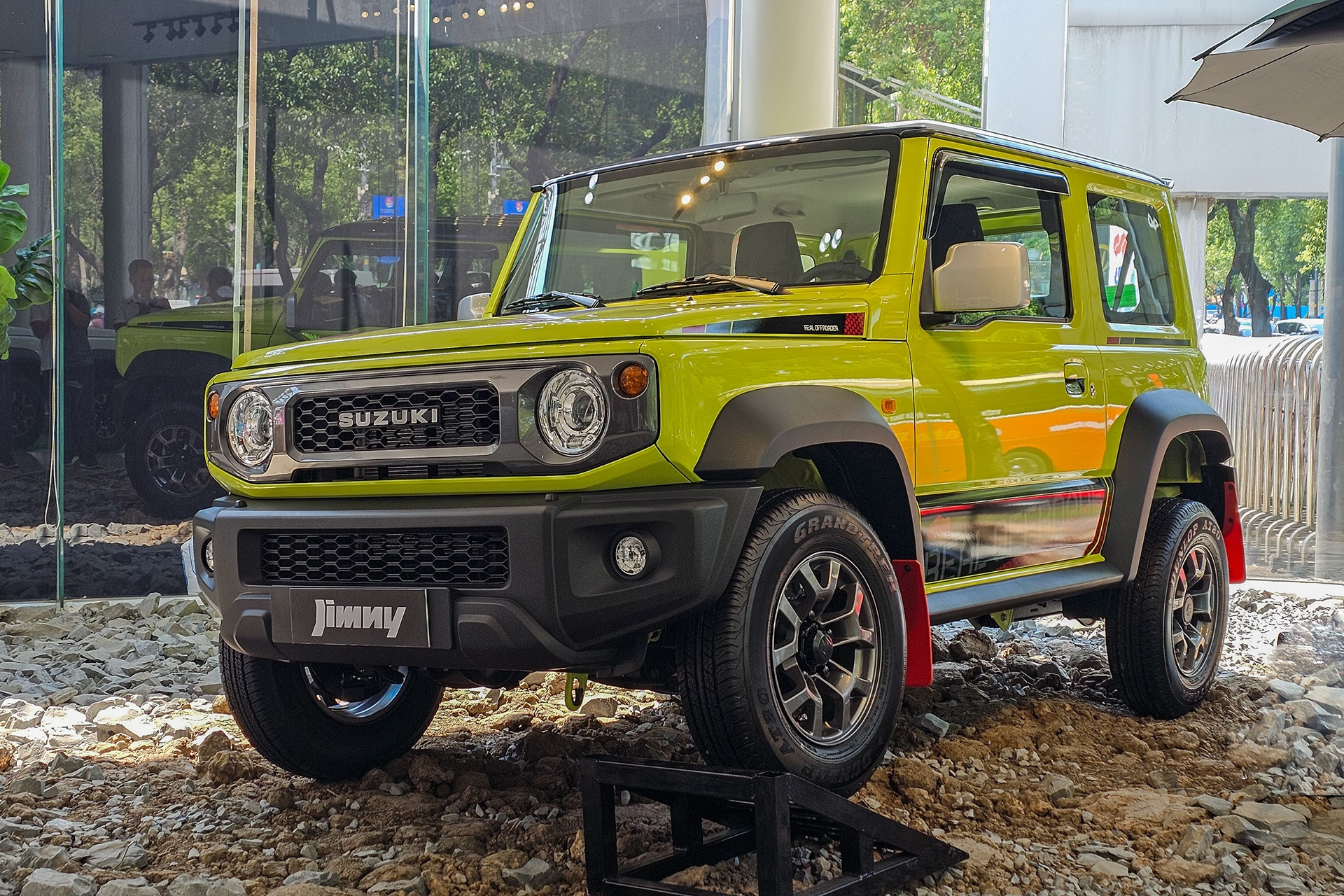 Bán quá chậm, đại lý cắt lỗ giảm giá xe tồn kho Suzuki Jimny gần 140 triệu đồng