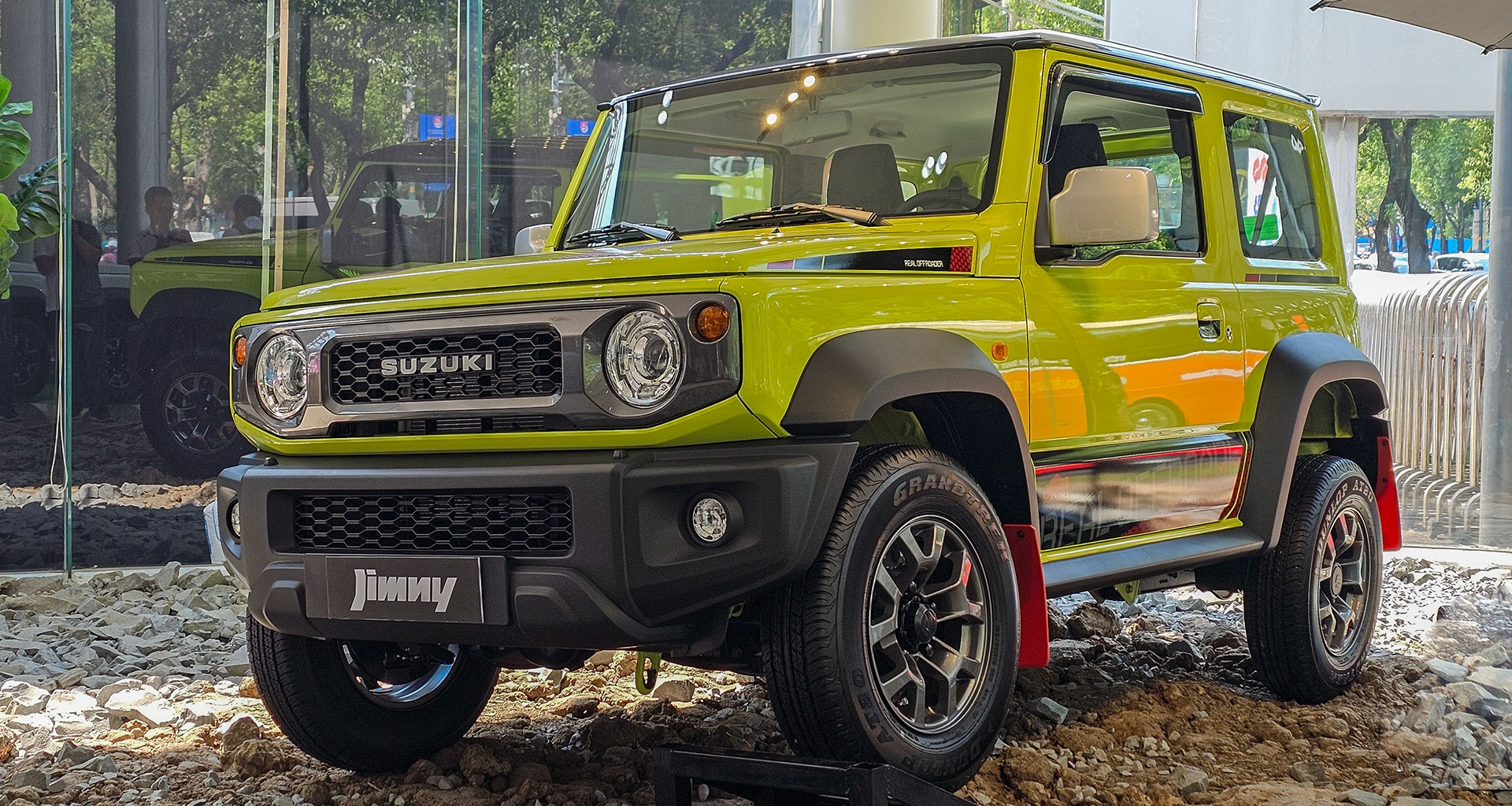 Bán quá chậm, đại lý cắt lỗ giảm giá xe tồn kho Suzuki Jimny gần 140 triệu đồng