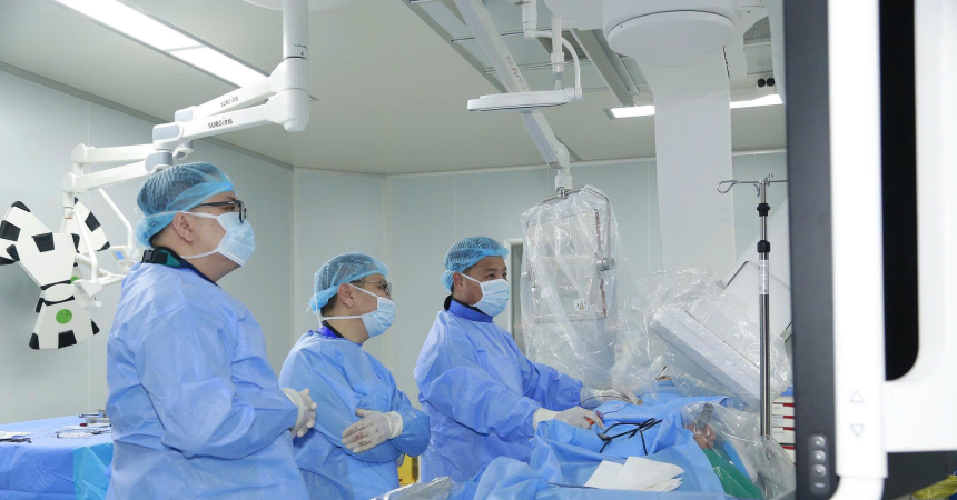 Căn bệnh khiến lồng ngực cô gái ‘rung lên dữ dội"