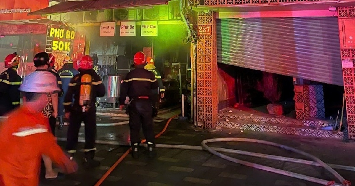 Cháy nhà ở trung tâm TPHCM, cụ ông 92 tuổi cùng ba phụ nữ được giải cứu