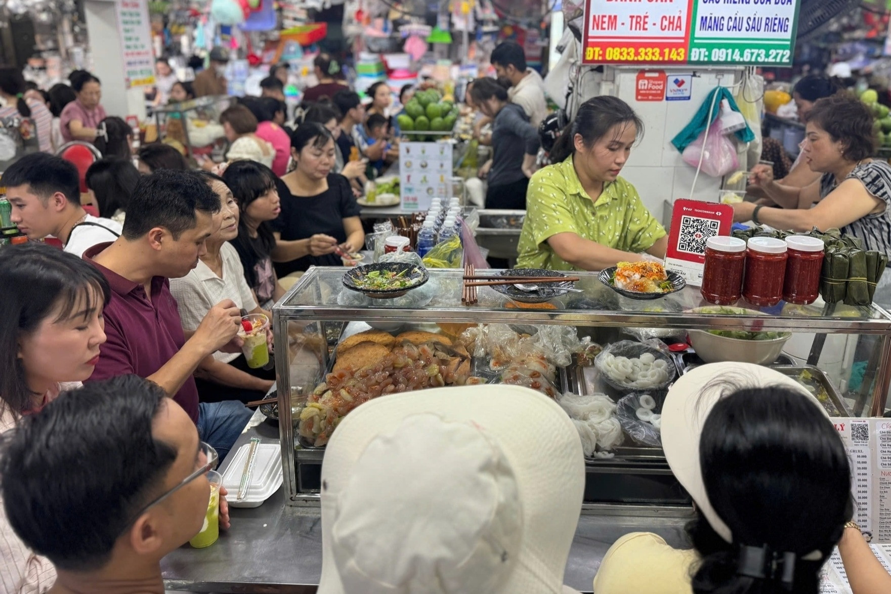 Chợ Cồn đông nghịt dịp lễ, du khách chen chân thưởng thức đặc sản Đà Nẵng