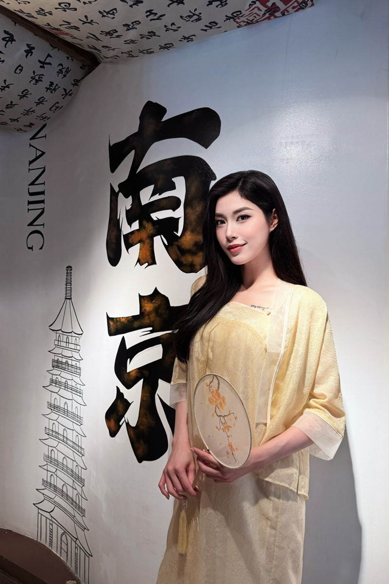 https://static-images.vnncdn.net/vps_images_publish/000001/000003/2026/5/1/dang-thu-huyen-017-1508.jpg
