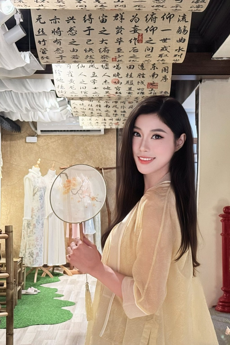https://static-images.vnncdn.net/vps_images_publish/000001/000003/2026/5/1/dang-thu-huyen-018-1507.jpg