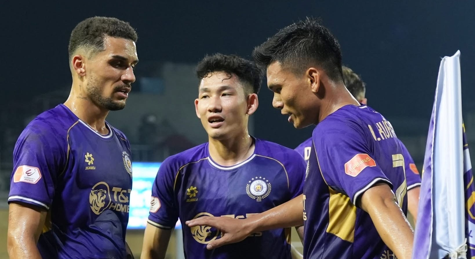 Thắng kịch tính Đà Nẵng, Hà Nội trở lại top 3