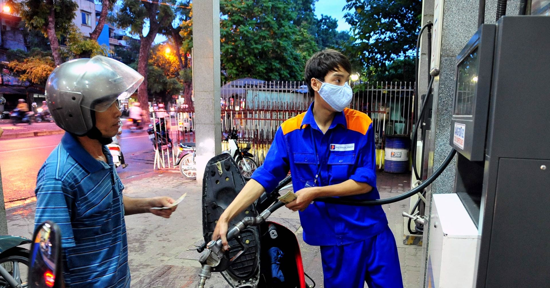 Giá xăng dầu hôm nay 1/5: Xăng trong nước thấp hơn Thái Lan, Campuchia 10.000 đồng/lít