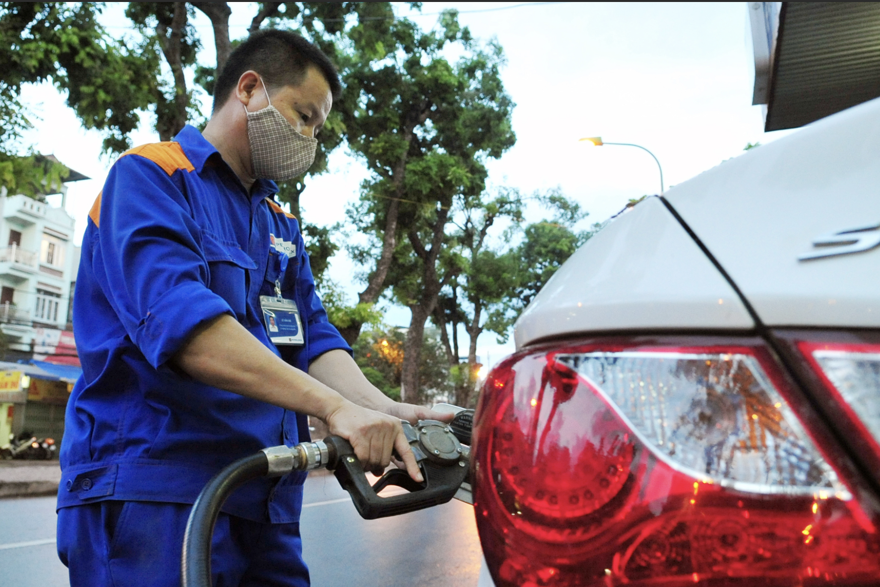 Hai tháng biến động chưa từng có, giá xăng dầu giảm 7.488-16.616 đồng/lít từ đỉnh