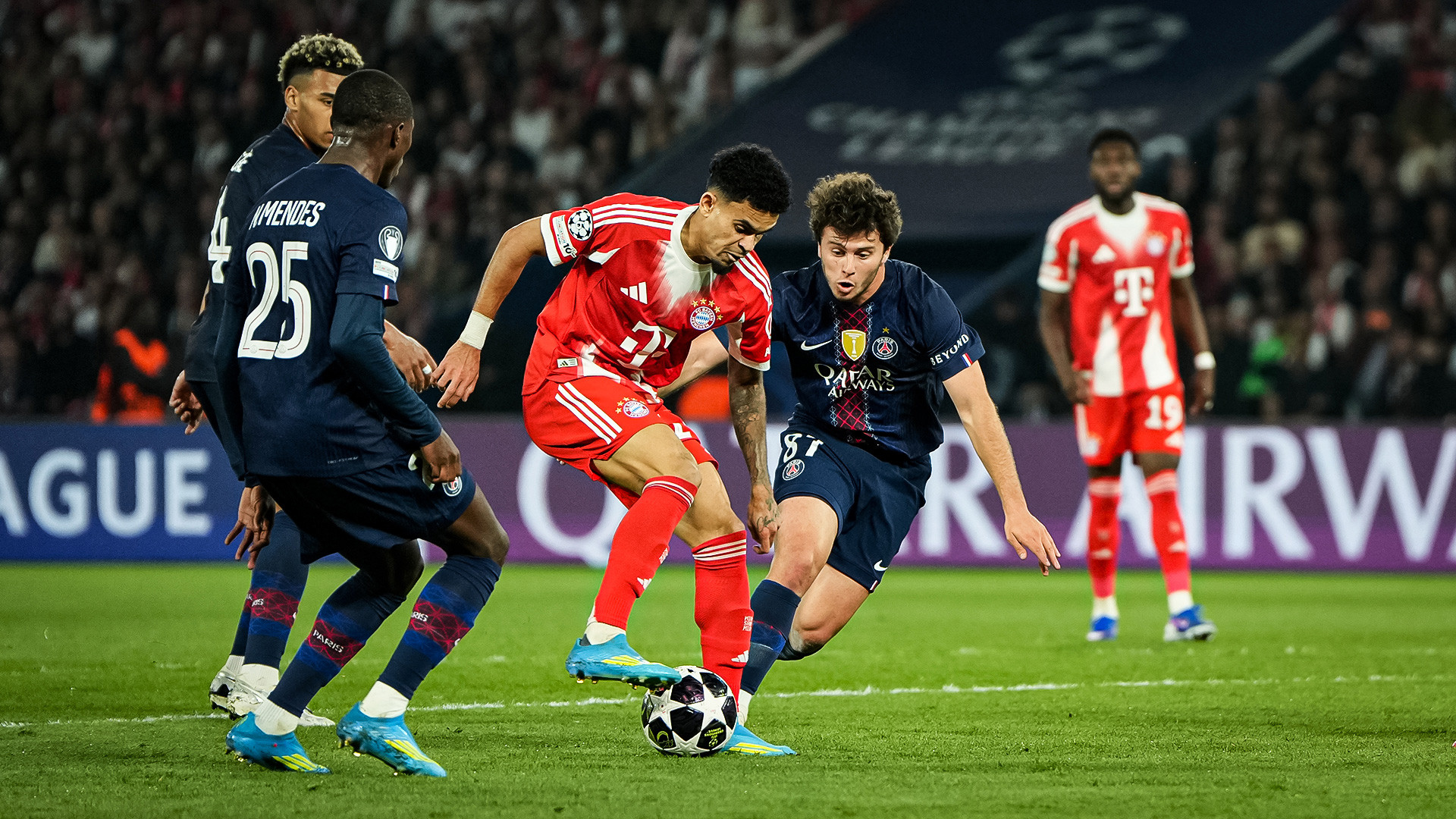 Luis Diaz PSG Bayern.jpg