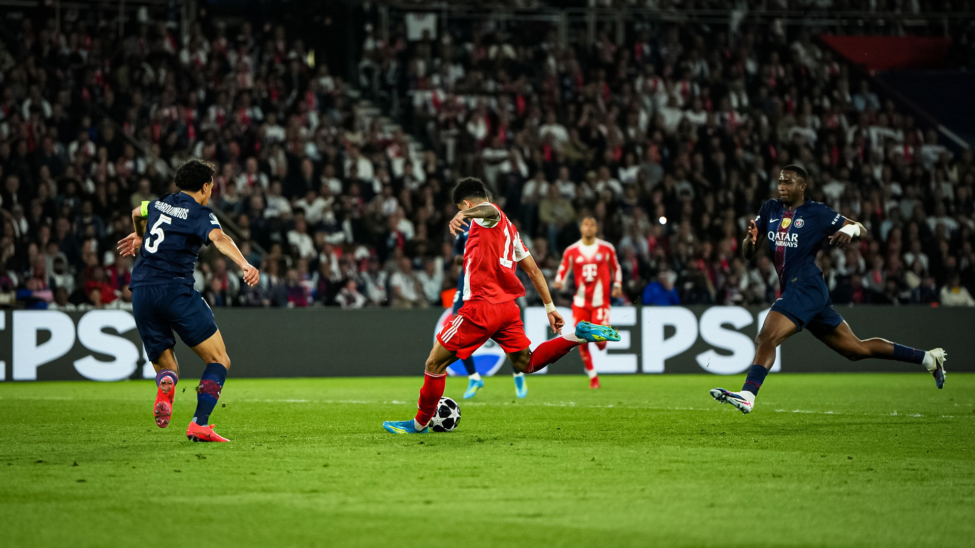 Luis Diaz PSG Bayern.jpg