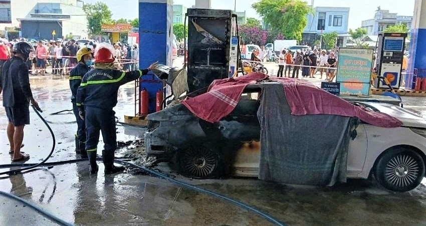 Ô tô bất ngờ bốc cháy ở cây xăng, hai người không thoát kịp, tử vong