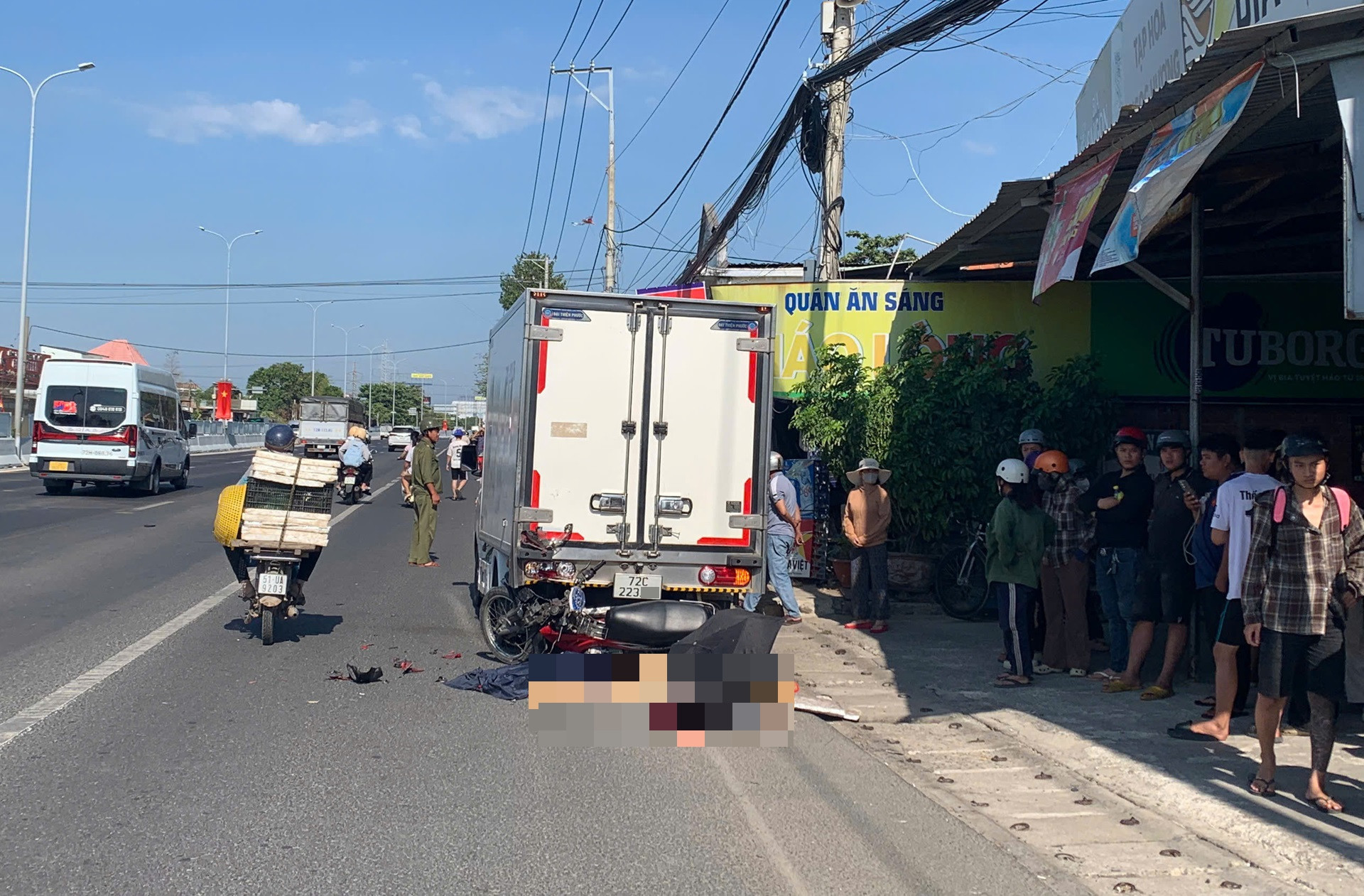 Tông đuôi ô tô đang dừng bên quốc lộ 51, 2 người thương vong trên đường trở về nhà vnn.jpg