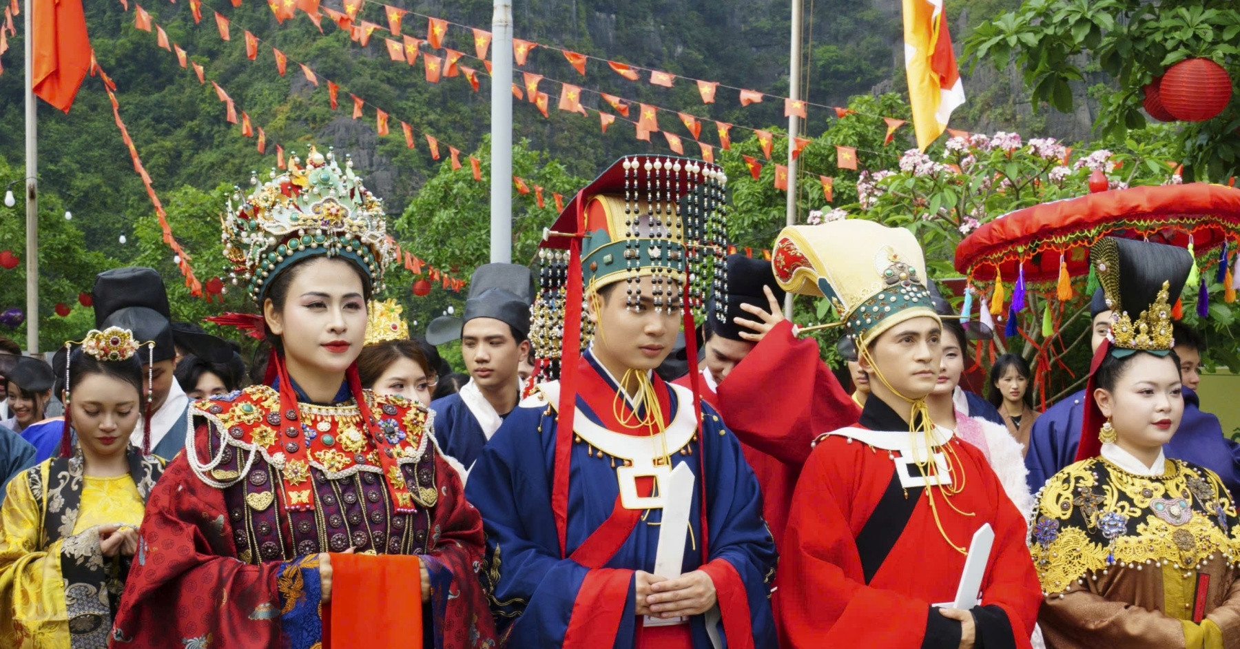Trình diễn cổ phục vương triều nhà Trần ở Ninh Bình