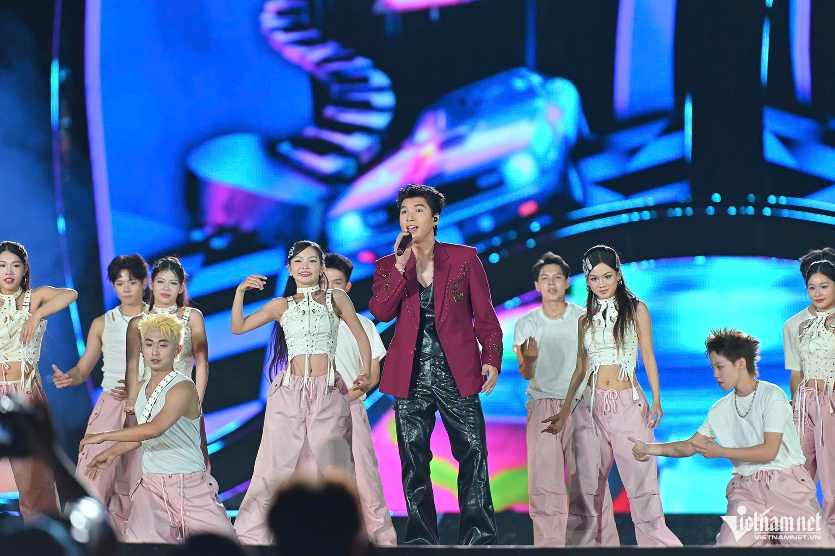 https://static-images.vnncdn.net/vps_images_publish/000001/000003/2026/5/1/w-anh-3-190.jpeg