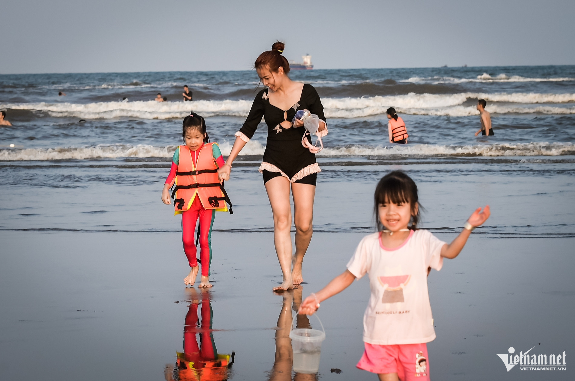 https://static-images.vnncdn.net/vps_images_publish/000001/000003/2026/5/1/w-bien-nam-dinh-12-1177.jpg