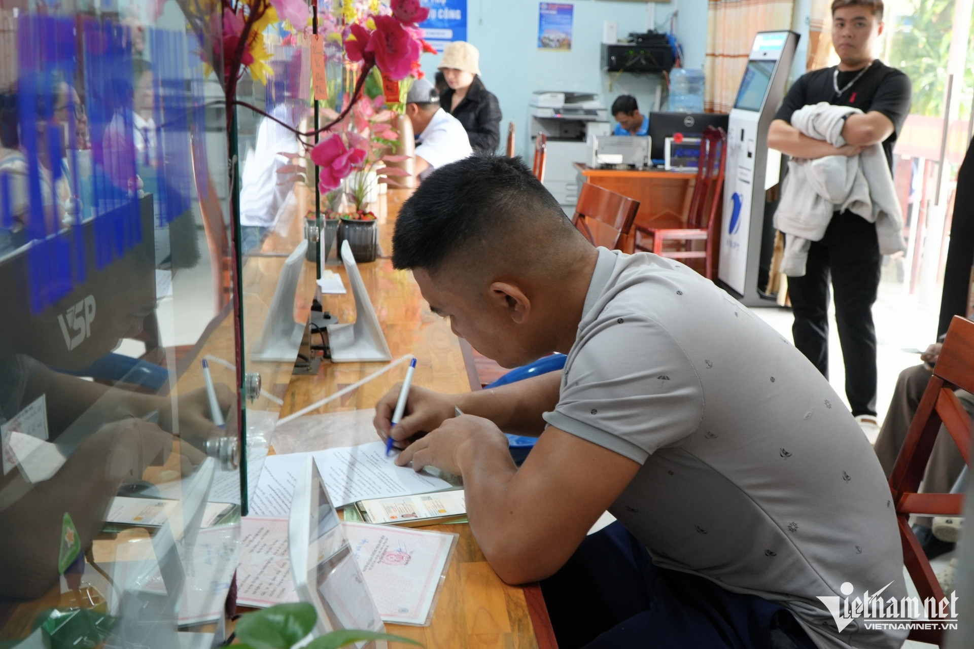 W-ngay thu 6 khong hen 3.jpg