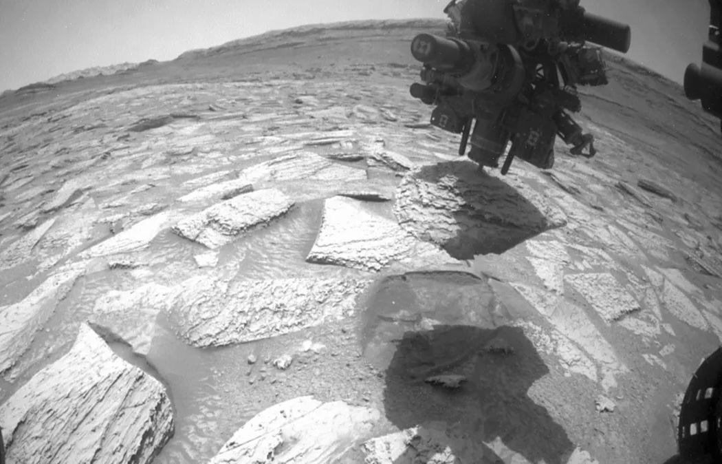 6 ngày robot Curiosity của NASA bị 'bắt giữ' bởi một vật thể trên sao Hoả
