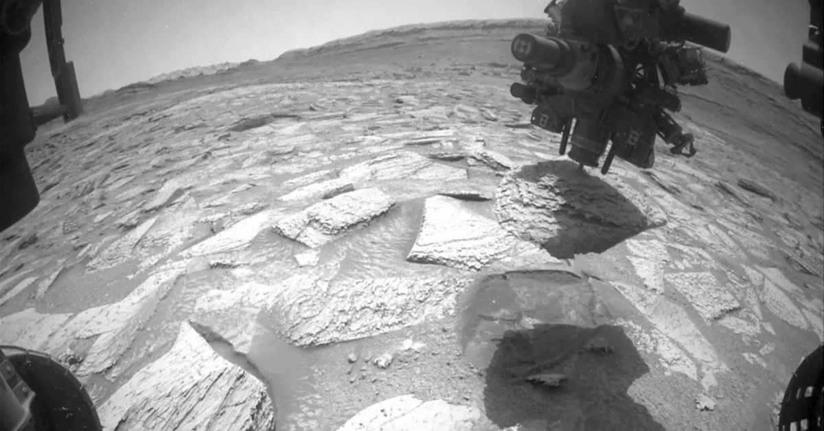 6 ngày robot Curiosity của NASA bị "bắt giữ" bởi một vật thể trên sao Hoả