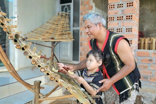 8X Tây Nguyên gác hạnh phúc riêng, đi hát để nuôi đàn con không cùng huyết thống