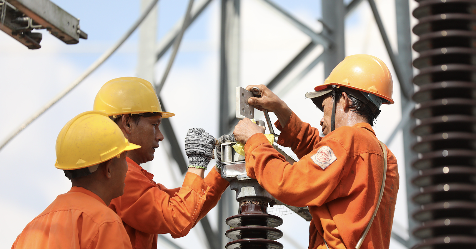 Điện giờ cao điểm đắt gấp gần 3 lần; điều hòa giá rẻ có tiết kiệm điện?