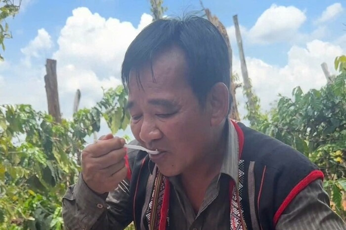Hình ảnh khổ cực của nghệ sĩ Quang Tèo, Khánh Linh thay đổi bất ngờ khi lên chức