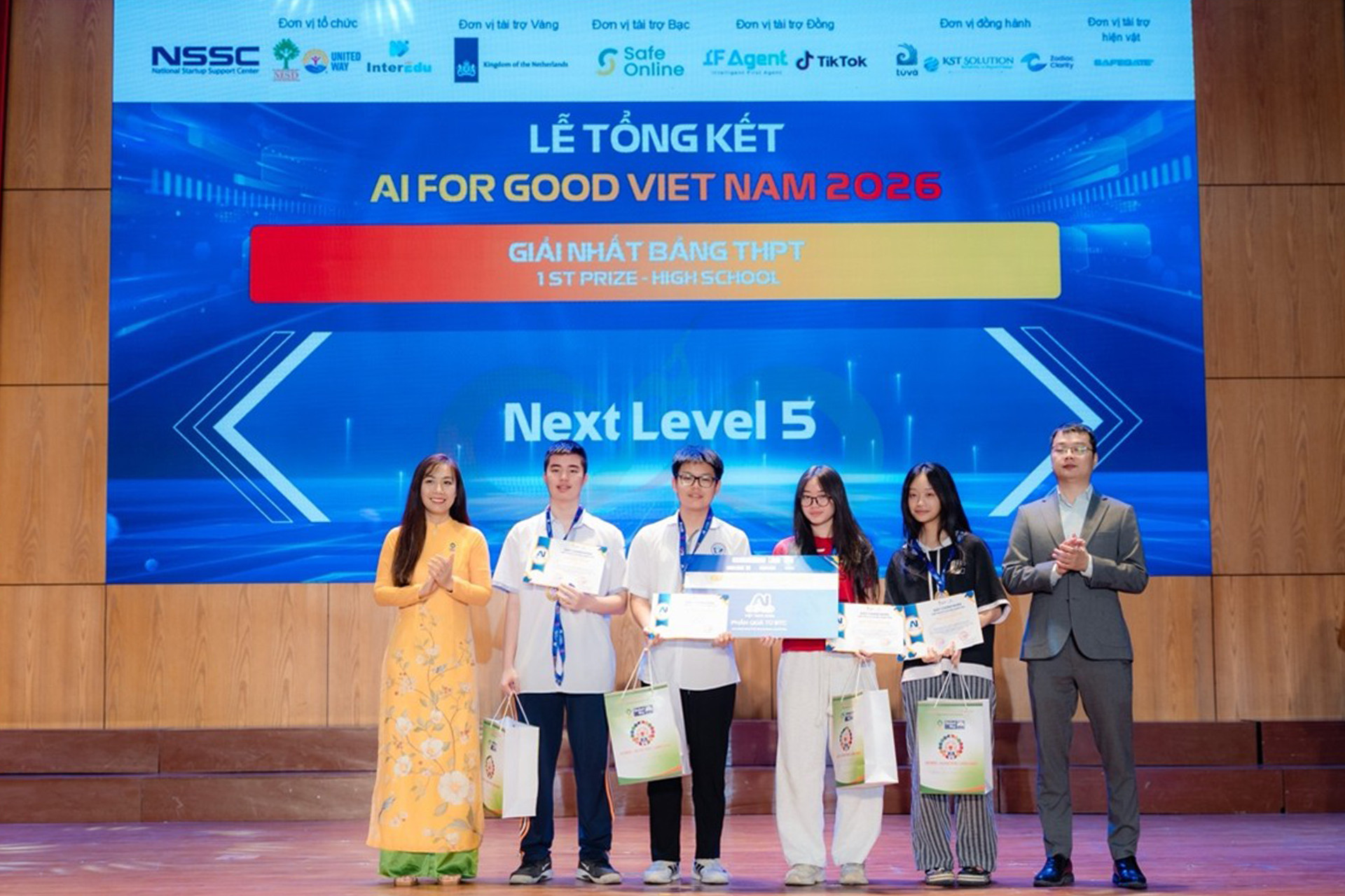 hoc sinh Vietnam tap duot ung dung AI 2 1.jpg
