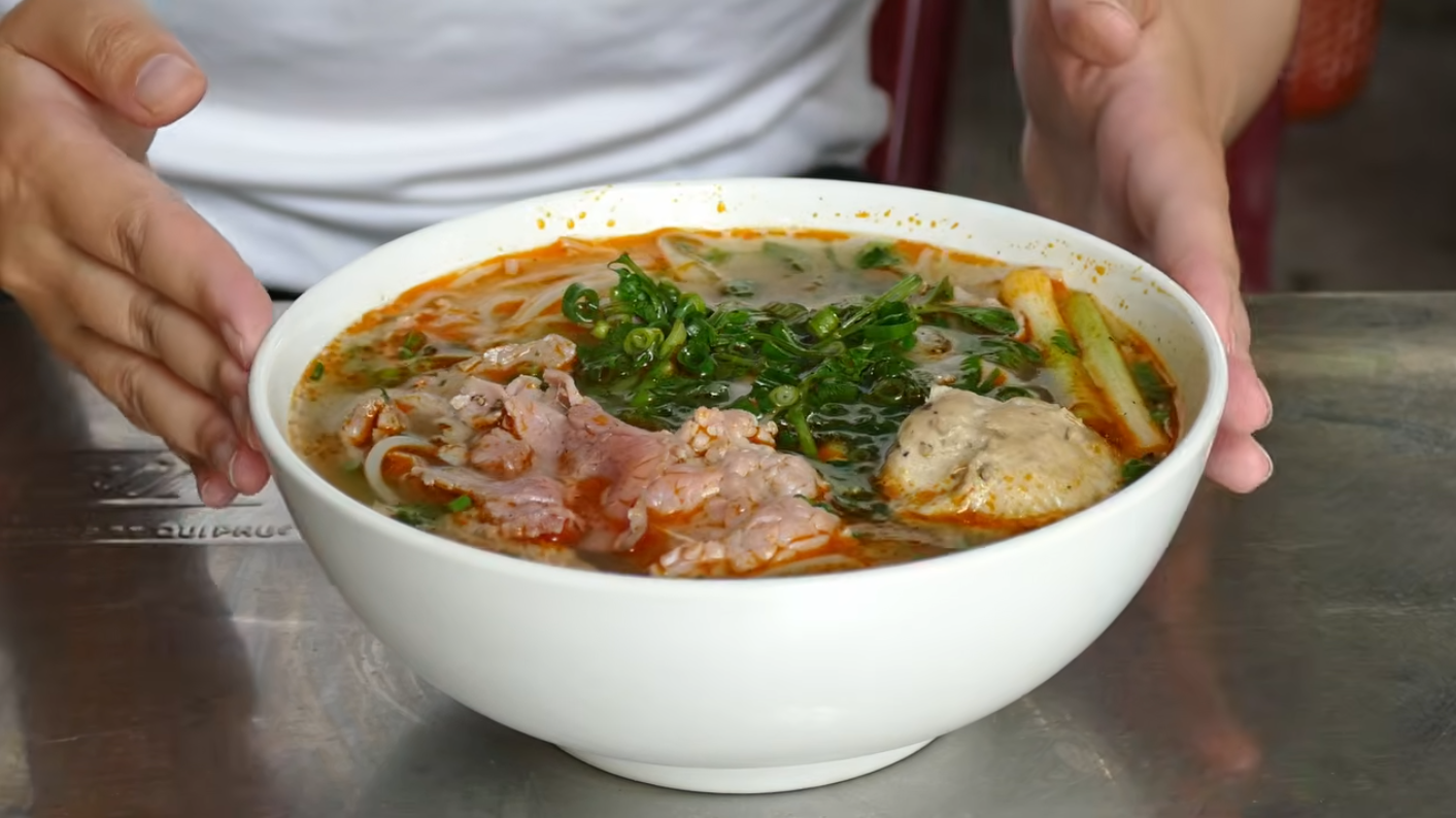 khach nhat an bun bo Hue 0.png