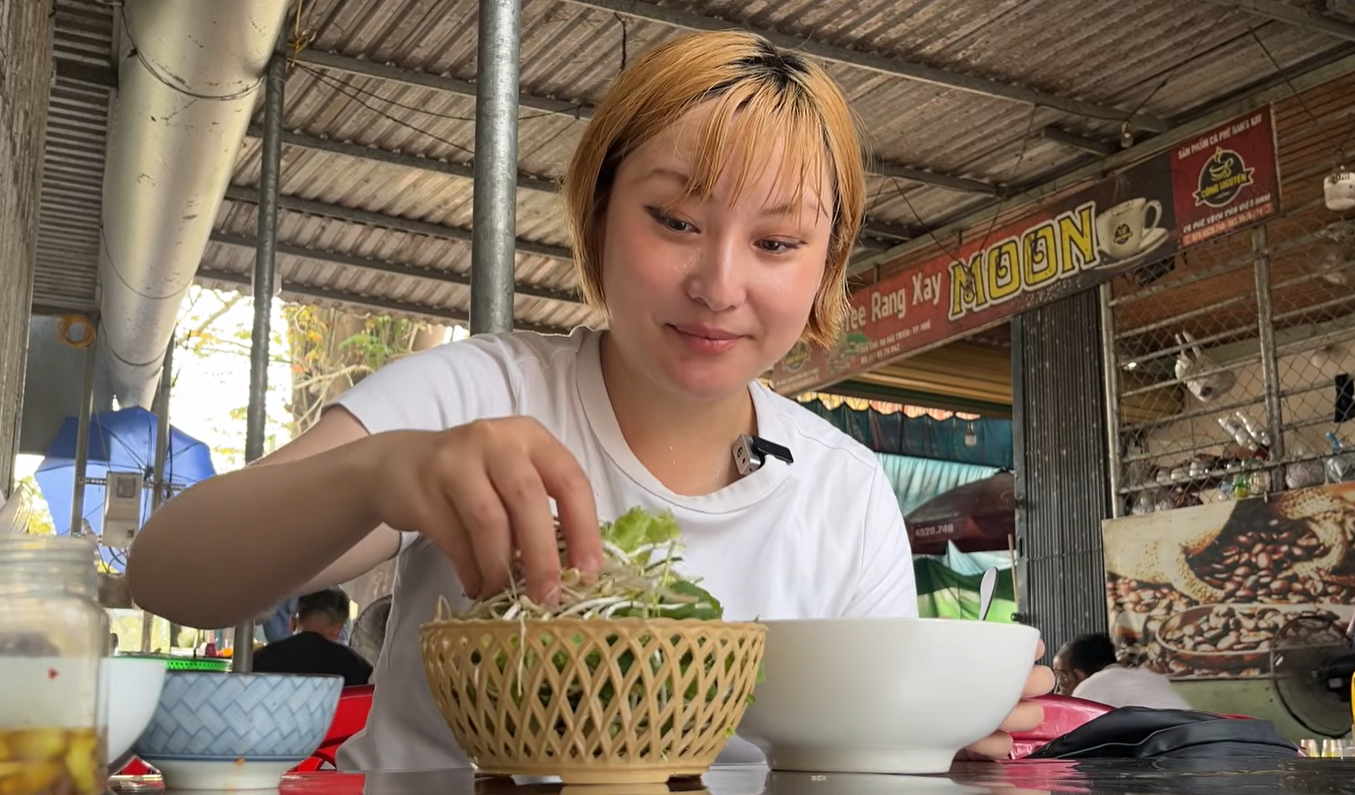 https://static-images.vnncdn.net/vps_images_publish/000001/000003/2026/5/10/khach-nhat-an-bun-bo-hue-2-1332.png