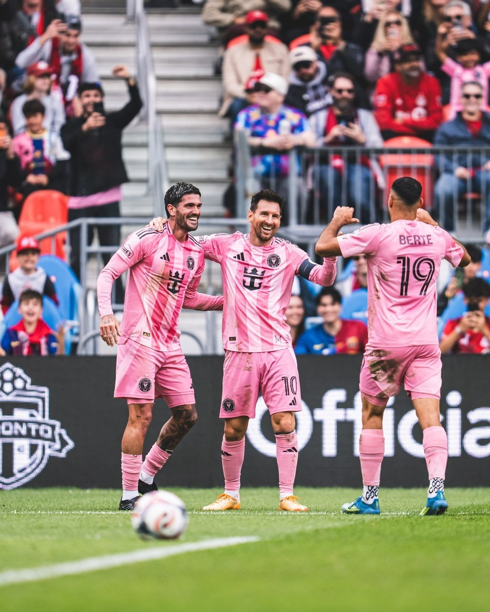 https://static-images.vnncdn.net/vps_images_publish/000001/000003/2026/5/10/messi-inter-miami-1-241.jpg