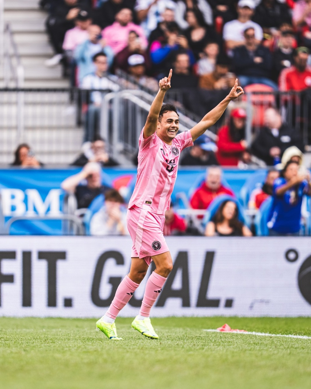 https://static-images.vnncdn.net/vps_images_publish/000001/000003/2026/5/10/messi-inter-miami-4-242.jpg