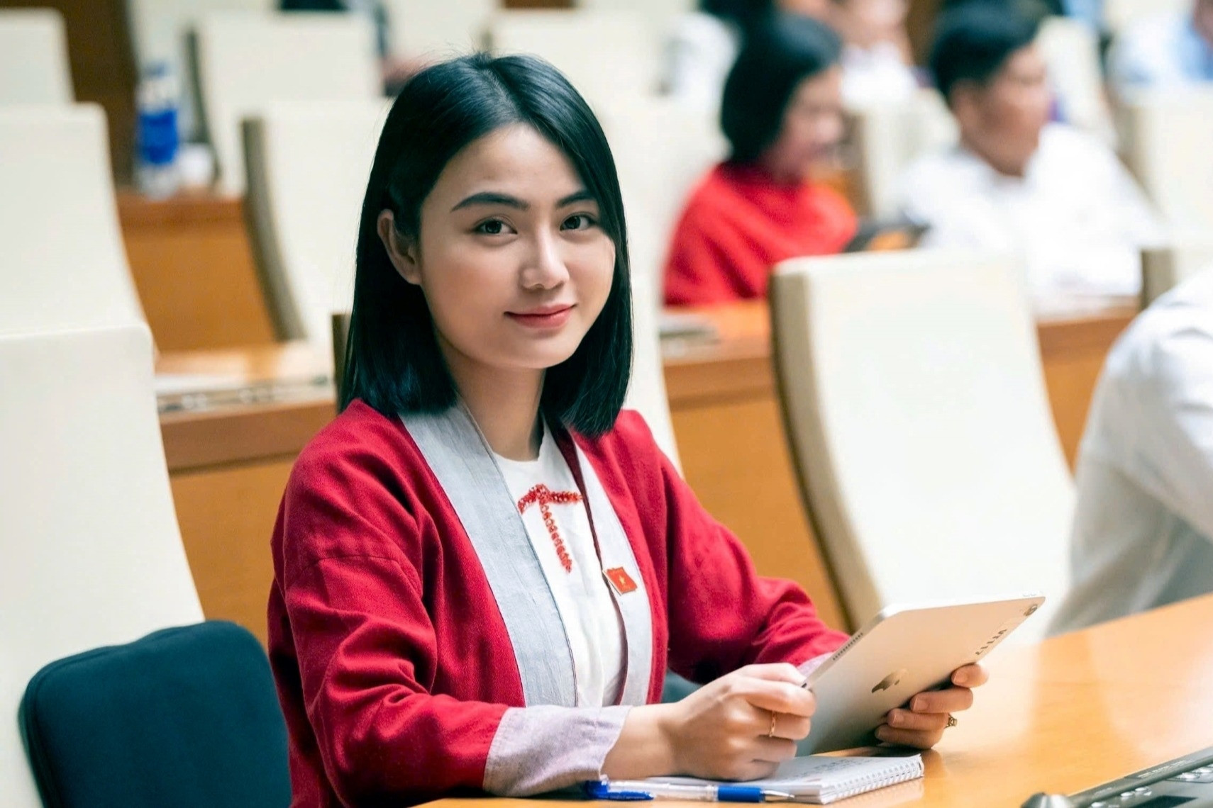 Điều nữ đại biểu Quốc hội trẻ người Thổ định bấm nút tại kỳ họp đầu tiên