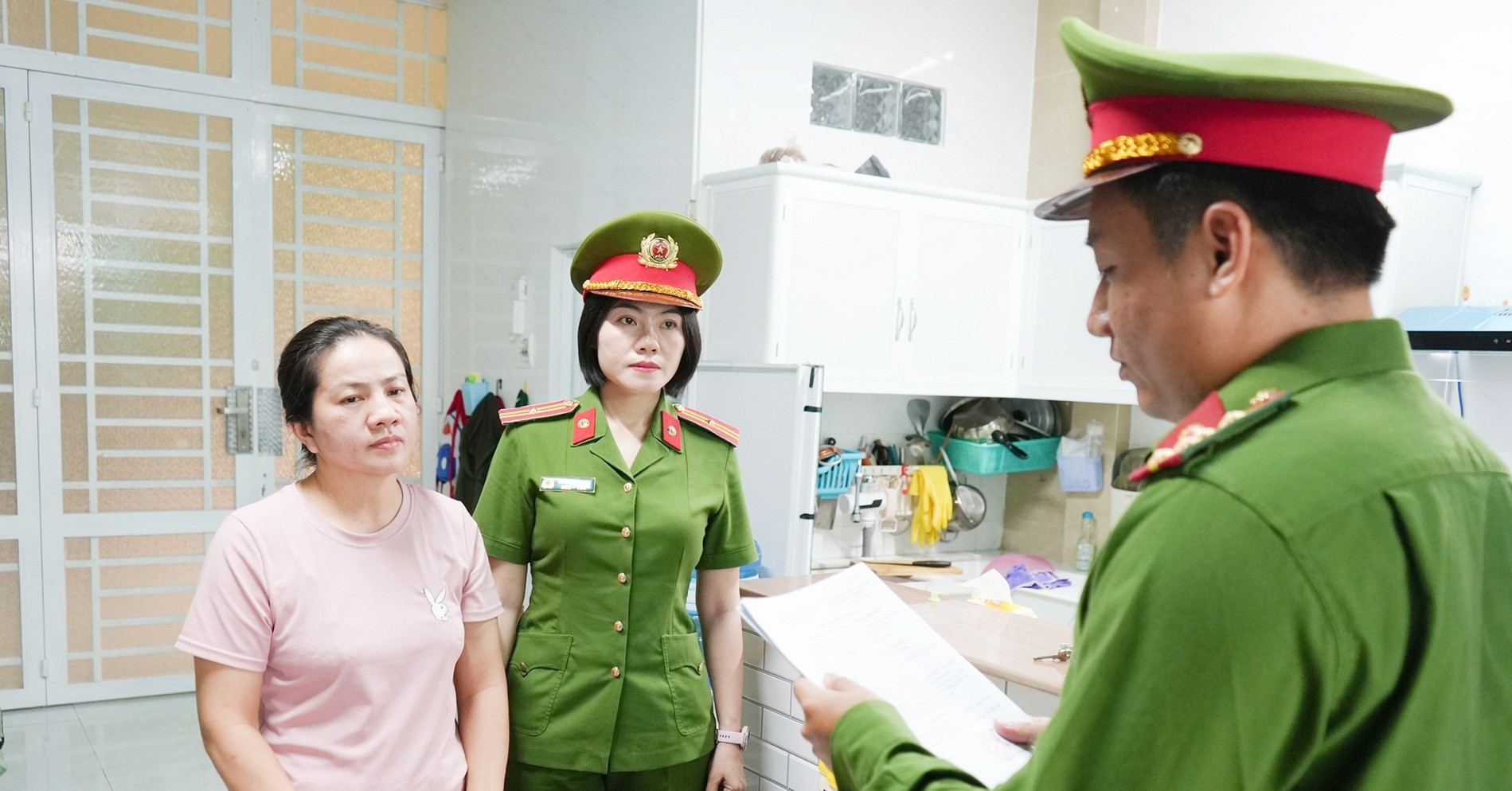 Nữ quái &amp;apos;nổ&amp;apos; quen biết với bộ, ngành để lừa doanh nghiệp ở TP Cần Thơ