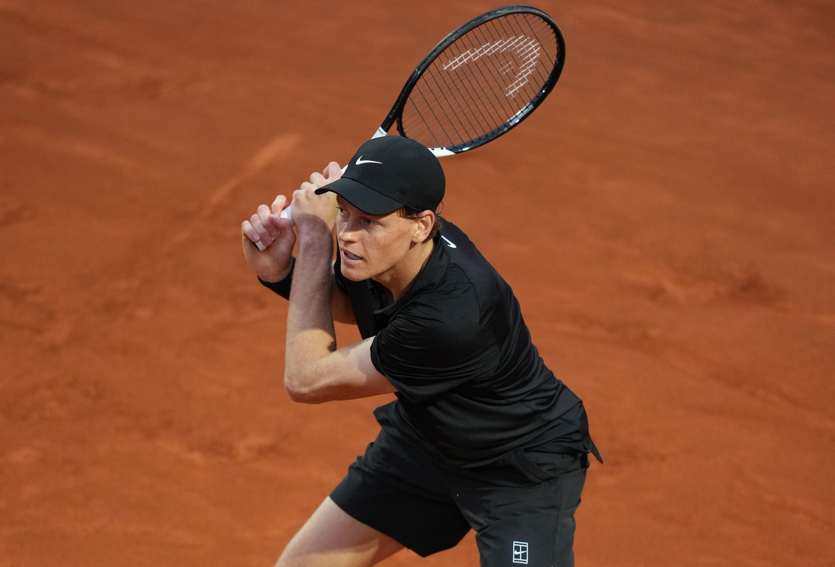 Sinner thắng như dạo chơi, chạm cột mốc lịch sử của Federer