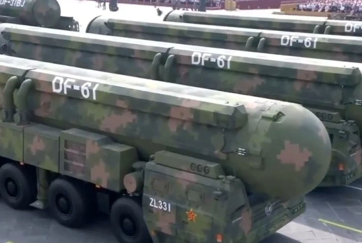 Tên lửa DF 61 1.jpg