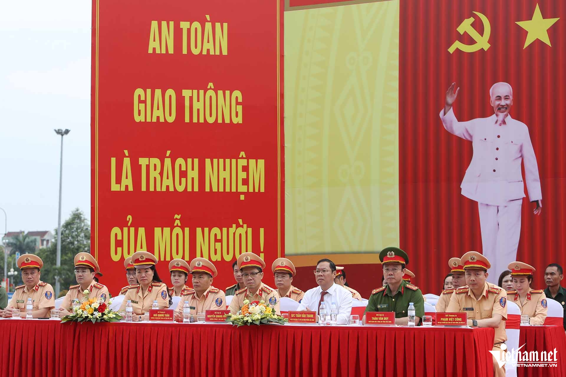 W-phat dong.JPG.jpg