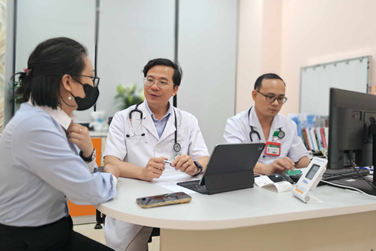 Bản tin sáng 11/5: Bệnh viện lý giải việc yêu cầu bác sĩ bồi hoàn BHYT