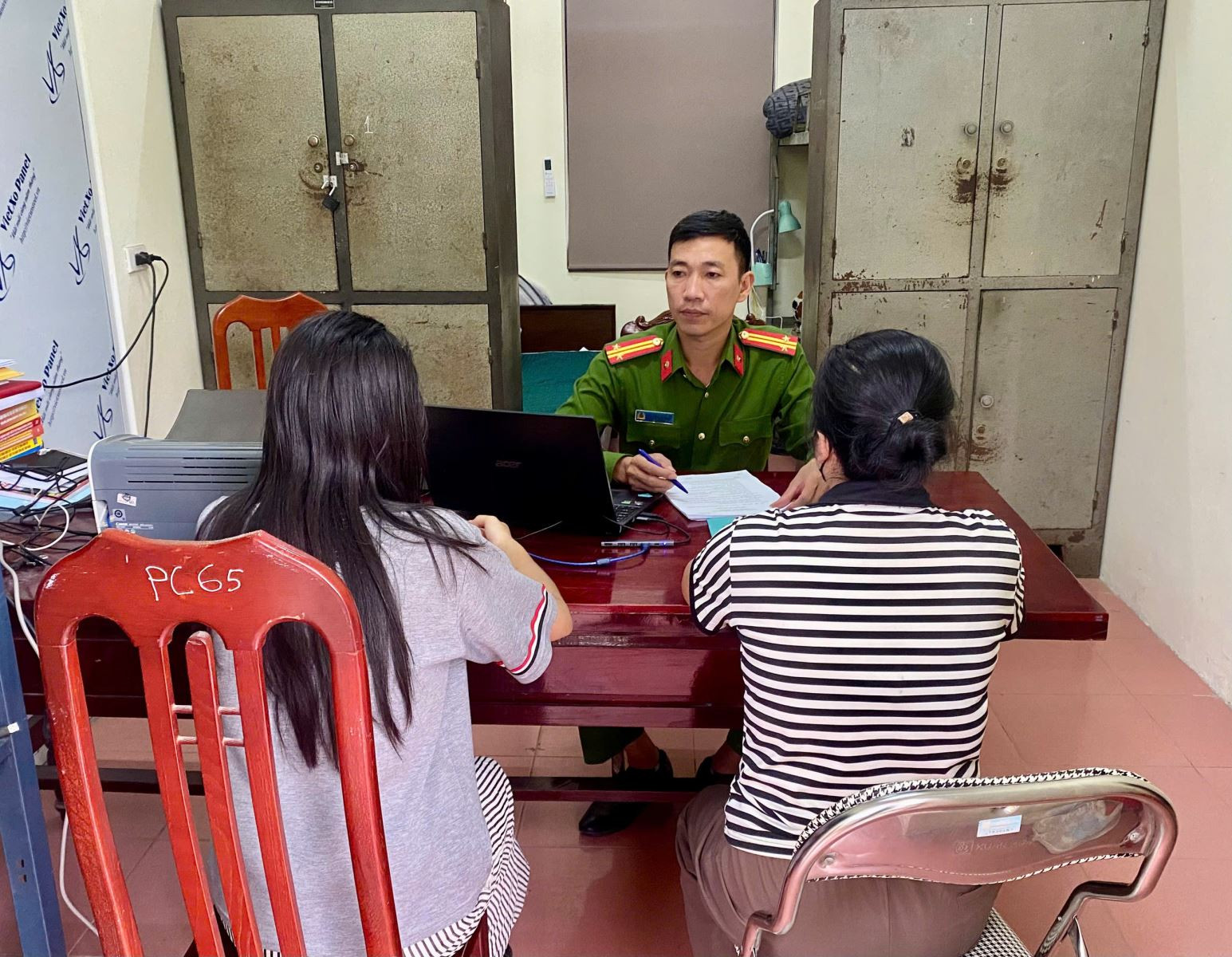 Ảnh 1_ Công an xã Bố Hạ làm việc với cháu P_Đ_T_H_.jpg