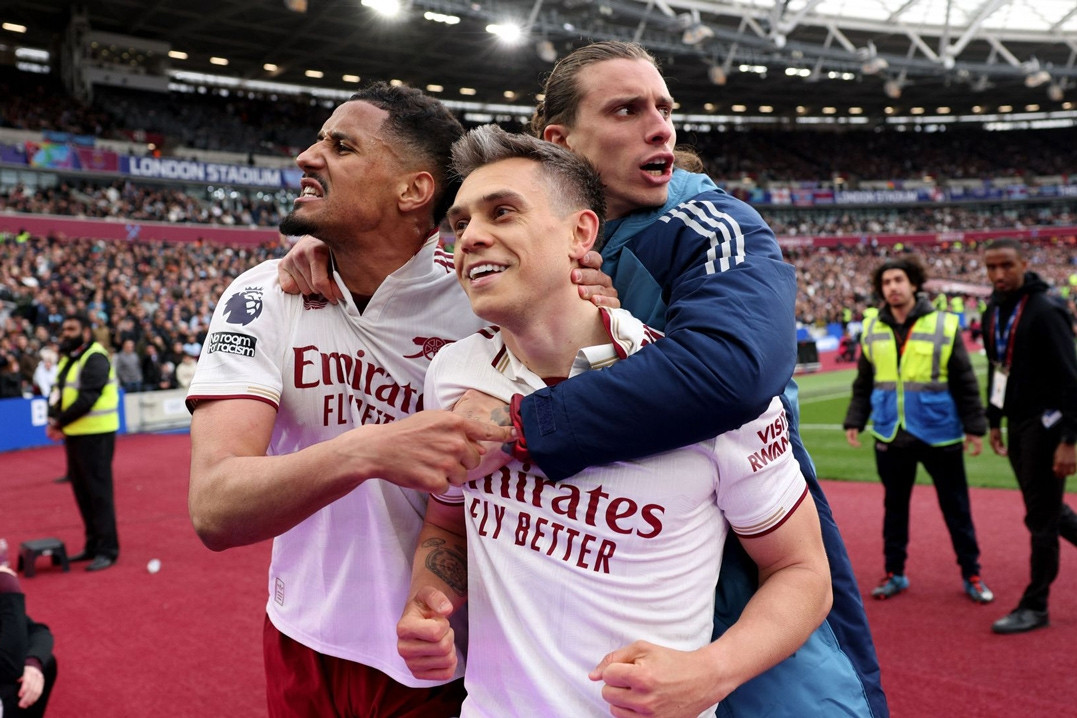 Arsenal thắng nghẹt thở West Ham, tiến sát ngôi vương