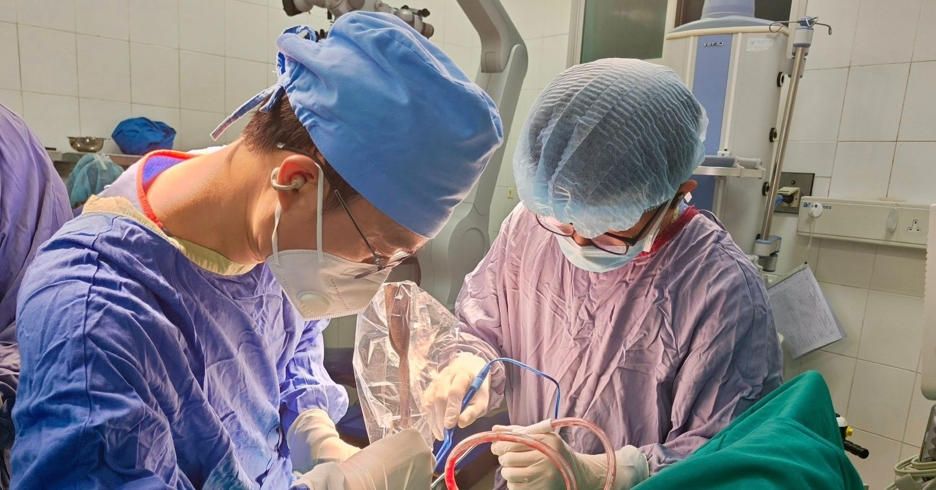Bé trai 11 tuổi gặp tai nạn hi hữu khi chơi cùng anh trai