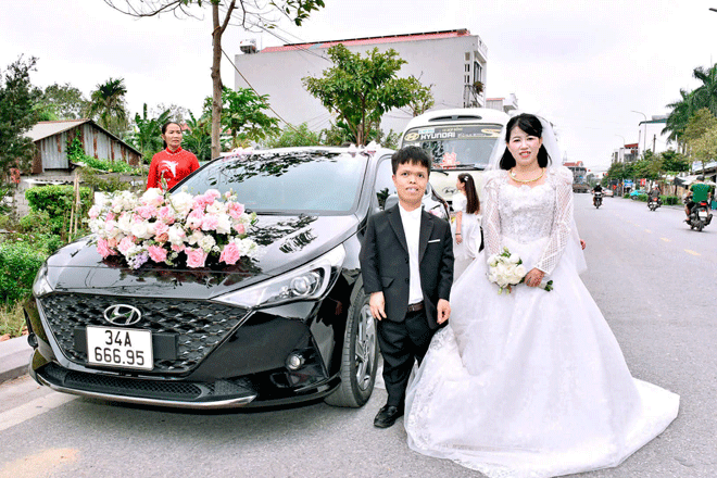 Chàng trai 1m30 vượt 400km cưới cô gái Nghệ An sau 8 năm yêu