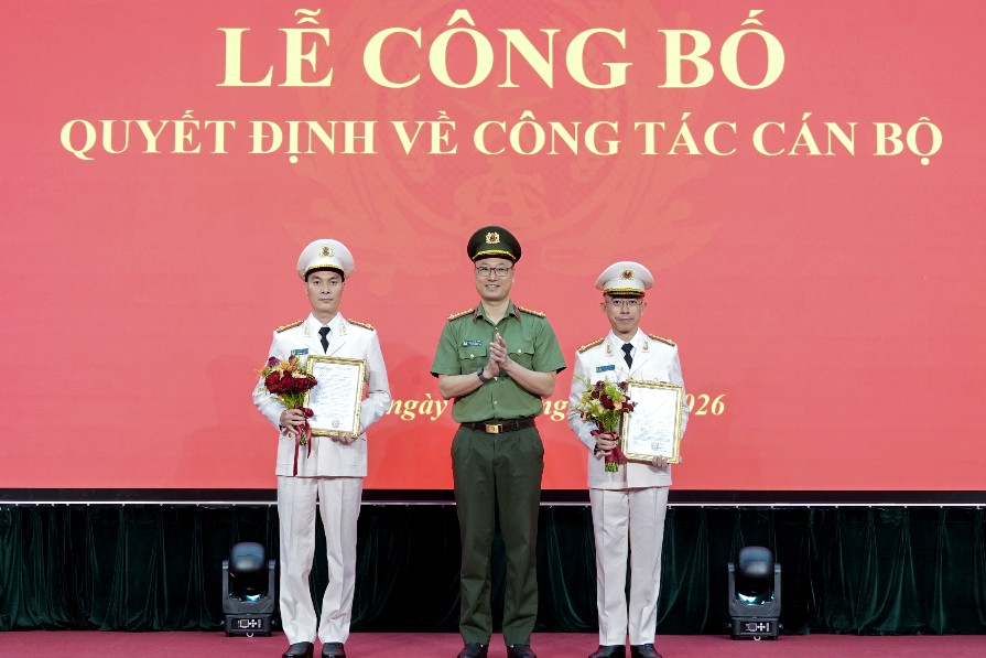 Chủ tịch và Tổng giám đốc FPT Telecom được phong thượng tá