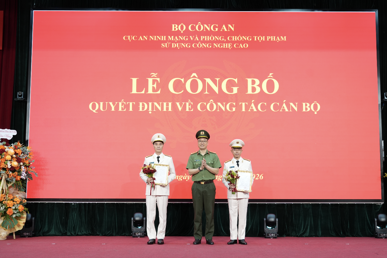 Chủ tịch và Tổng giám đốc FPT Telecom được phong thượng tá