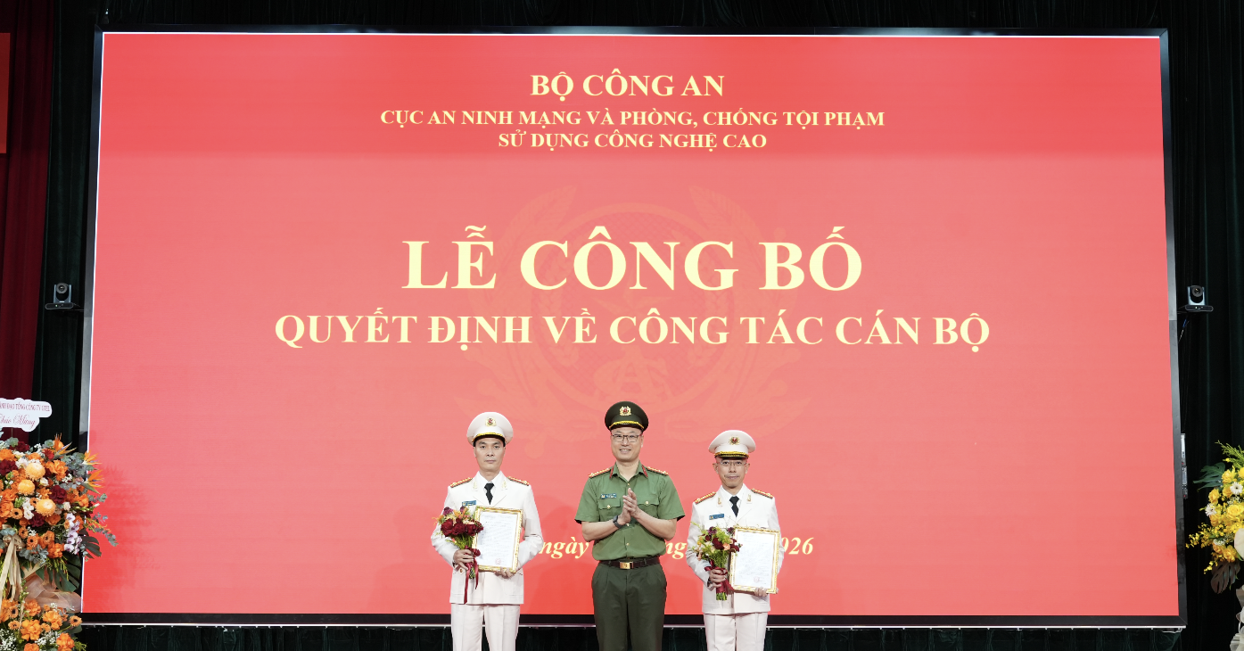 Chủ tịch và Tổng giám đốc FPT Telecom được phong thượng tá