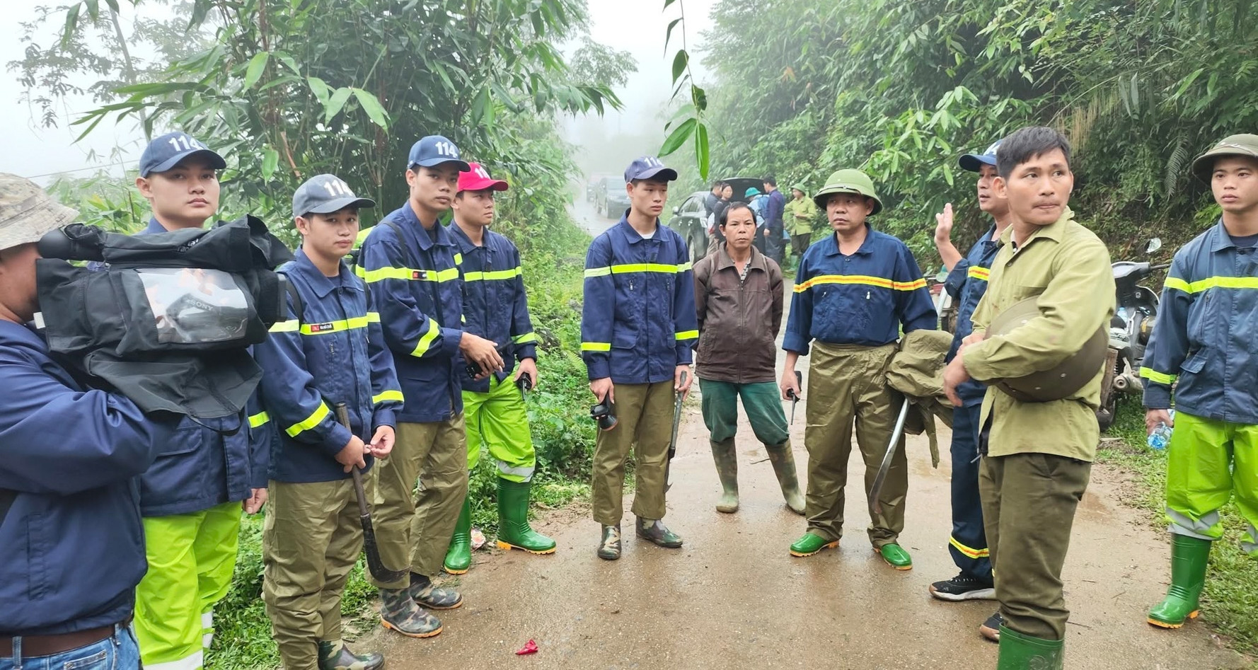 Công an xã cùng gần 300 người tìm thấy ông Tá sau nhiều ngày mất tích