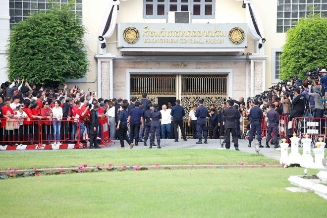 Cựu Thủ tướng Thái Lan Thaksin ra tù, phải đeo vòng giám sát