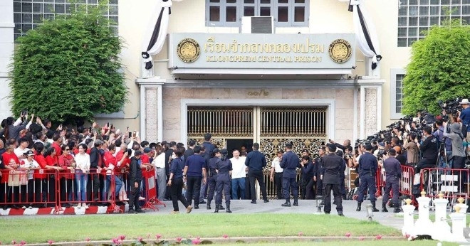 Cựu Thủ tướng Thái Lan Thaksin ra tù, phải đeo vòng giám sát
